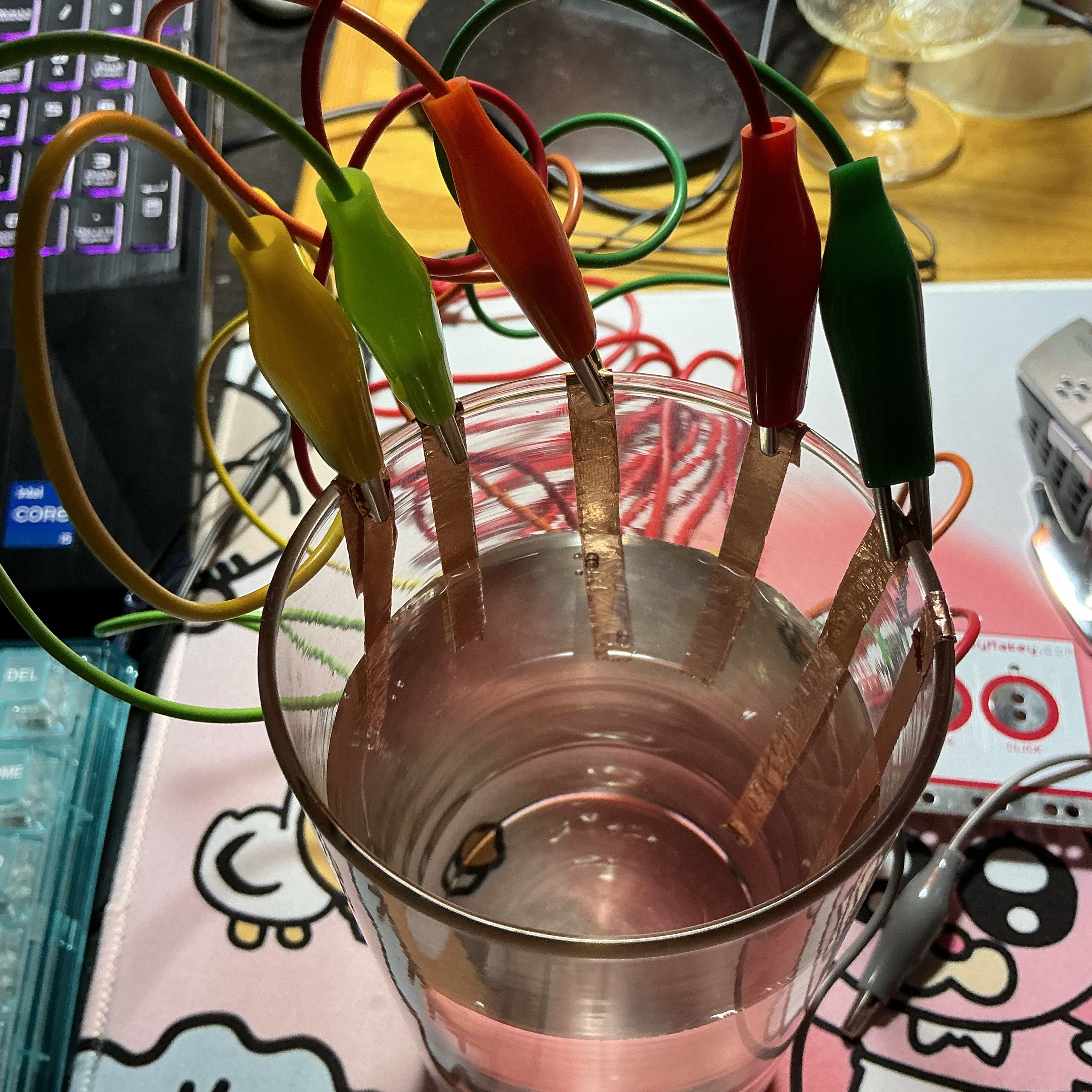 This is what it looks like when the glass is filled with water.